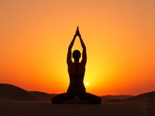 사막 노을 배경 요가